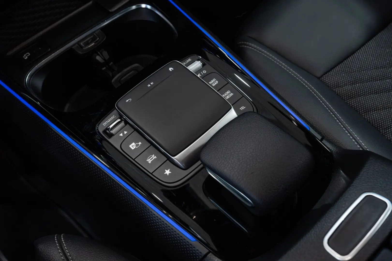 GLA 180 Style*LEDER*NAVI*LED-HIGH-PERF*DAB*