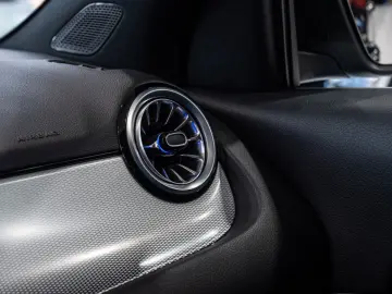 GLA 180 Style*LEDER*NAVI*LED-HIGH-PERF*DAB*