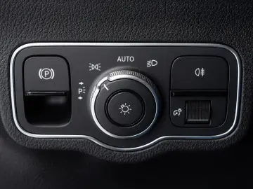 GLA 180 Style*LEDER*NAVI*LED-HIGH-PERF*DAB*