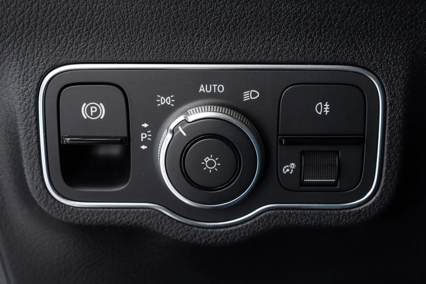 GLA 180 Style*LEDER*NAVI*LED-HIGH-PERF*DAB*