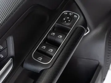 GLA 180 Style*LEDER*NAVI*LED-HIGH-PERF*DAB*