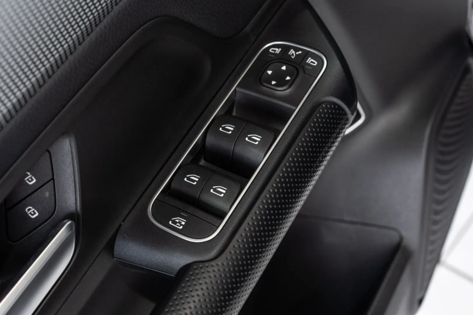 GLA 180 Style*LEDER*NAVI*LED-HIGH-PERF*DAB*