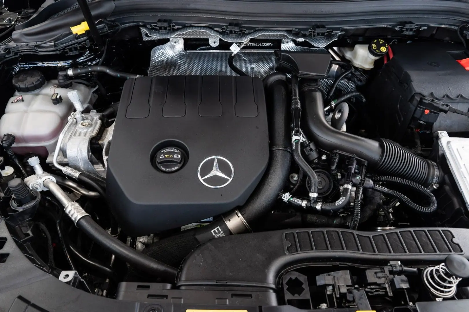 GLA 180 Style*LEDER*NAVI*LED-HIGH-PERF*DAB*