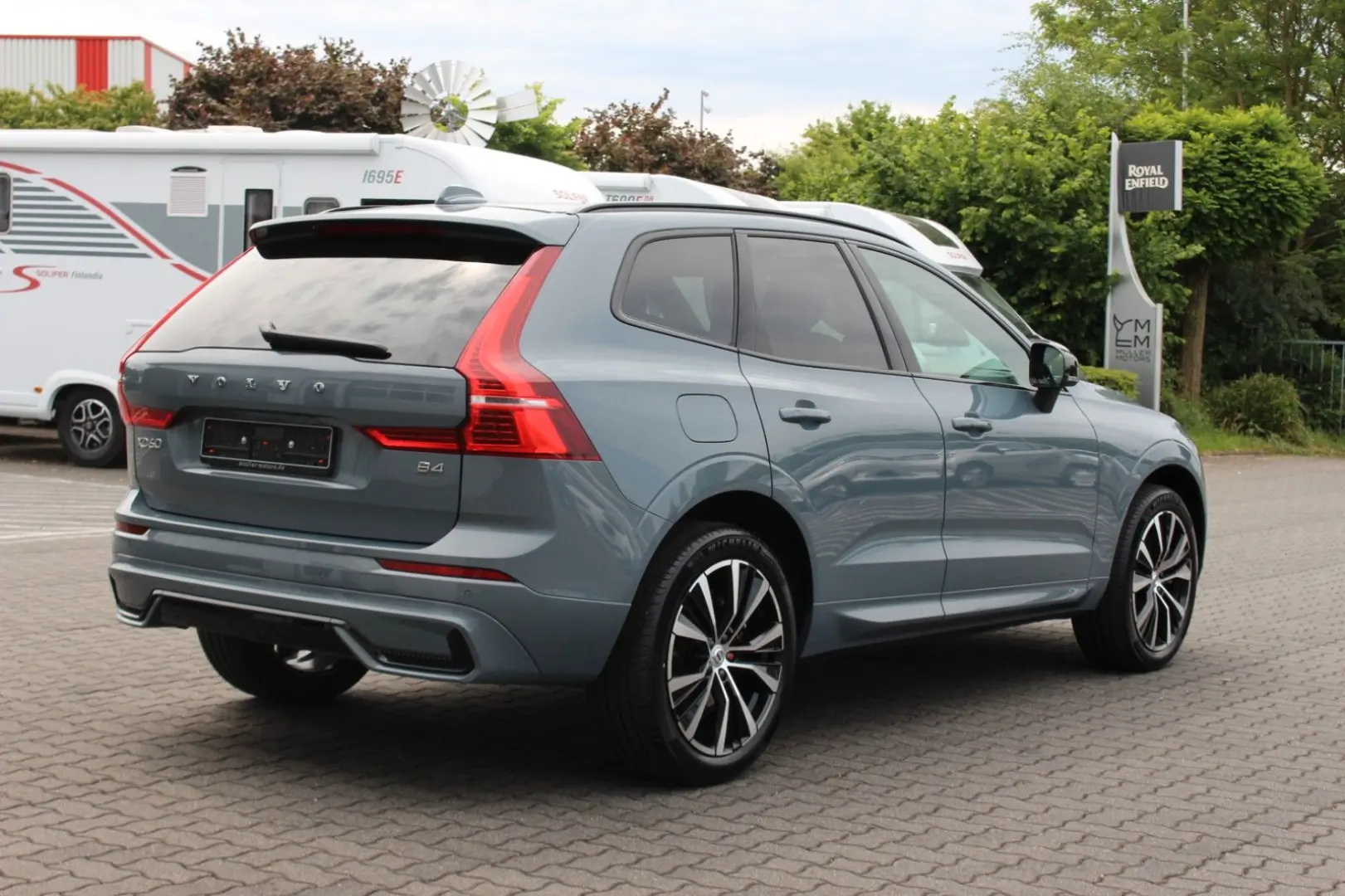 XC60 B4 Benzin Plus Dark 2WD +Pano+harman+App+