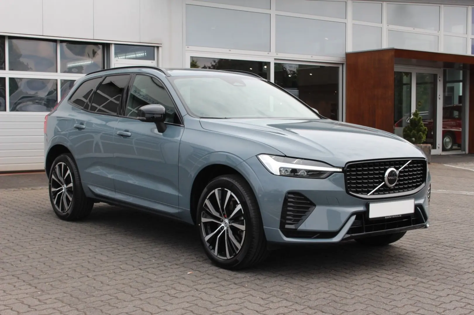 XC60 B4 Benzin Plus Dark 2WD +Pano+harman+App+