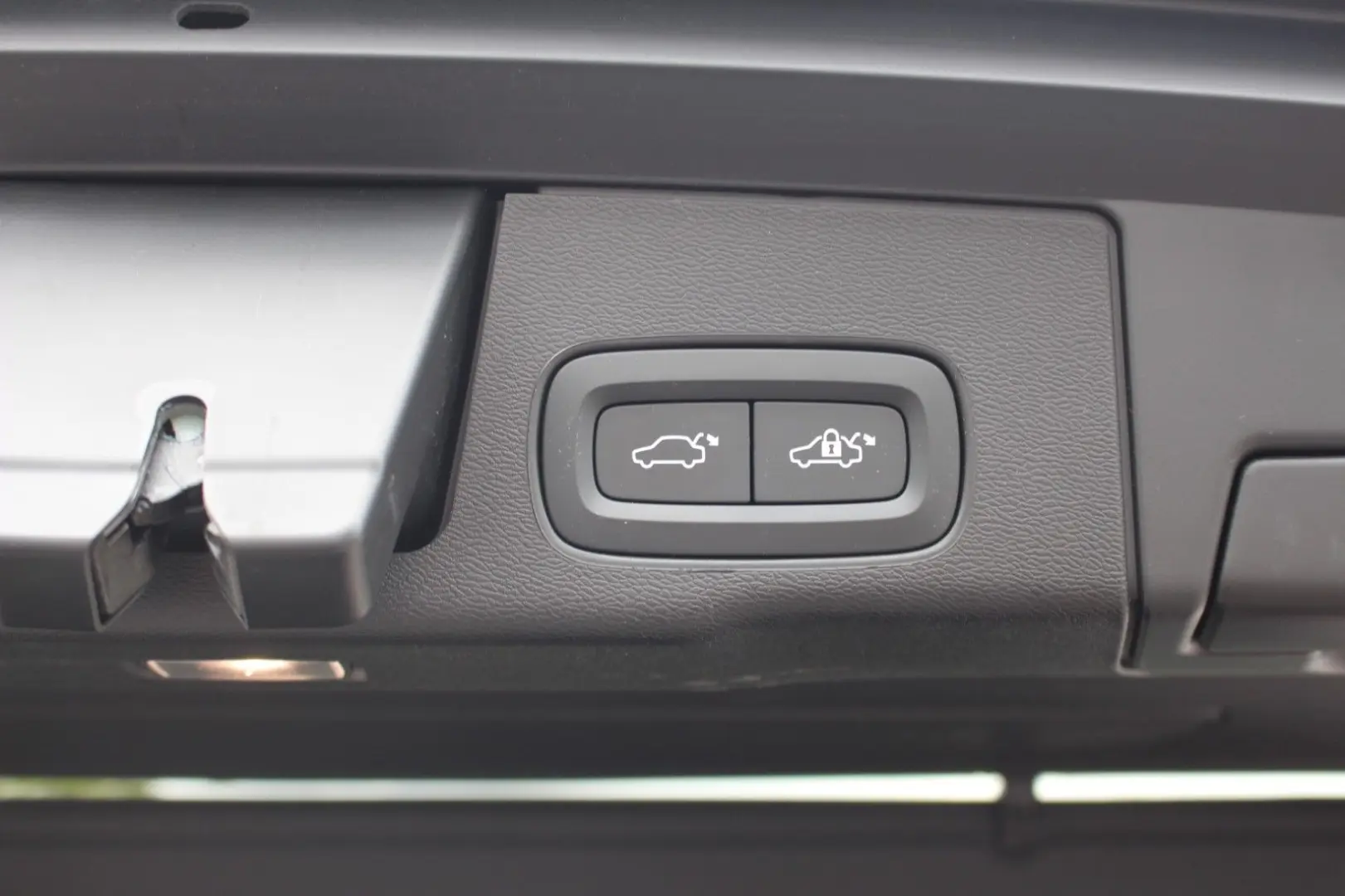 XC60 B4 Benzin Plus Dark 2WD +Pano+harman+App+