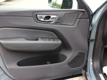 XC60 B4 Benzin Plus Dark 2WD +Pano+harman+App+