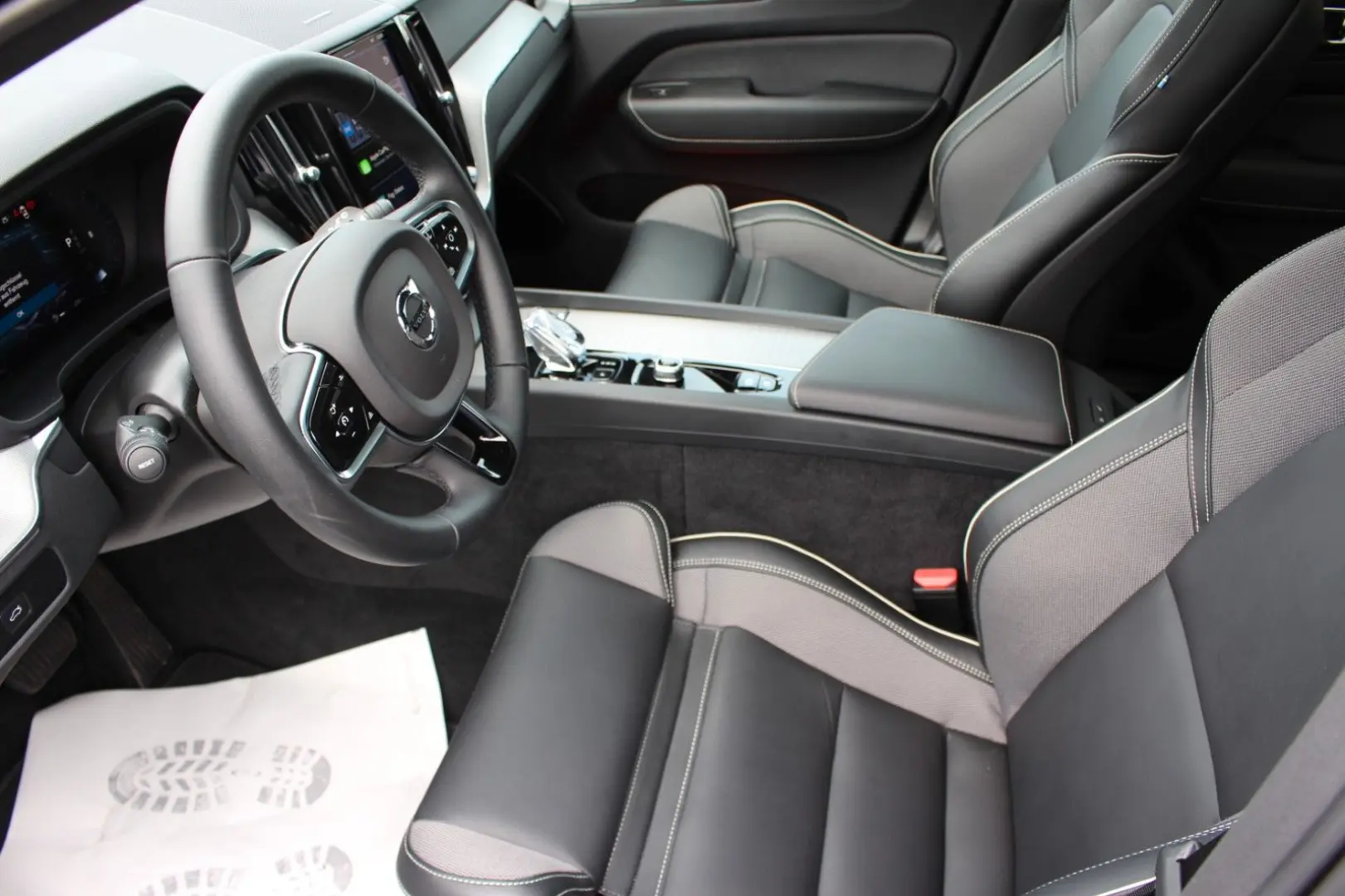 XC60 B4 Benzin Plus Dark 2WD +Pano+harman+App+