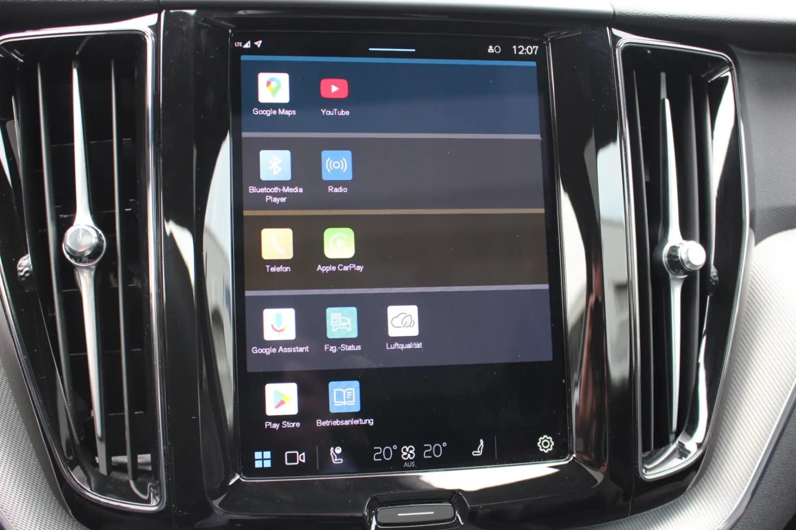 XC60 B4 Benzin Plus Dark 2WD +Pano+harman+App+