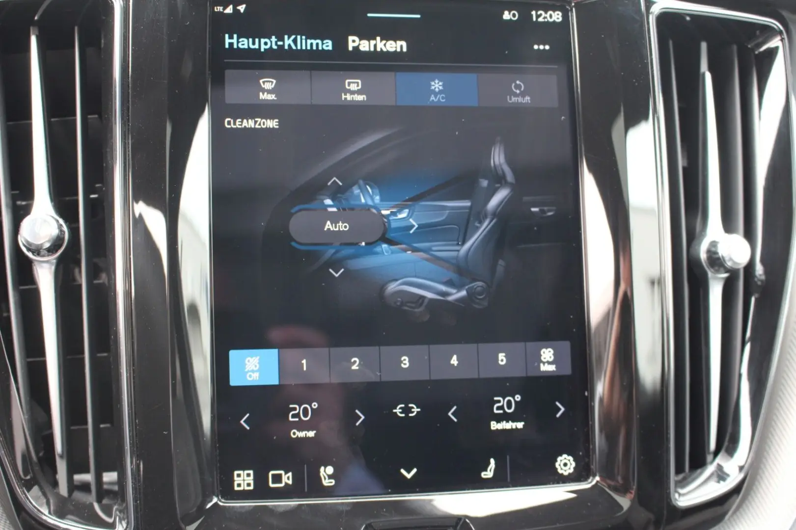 XC60 B4 Benzin Plus Dark 2WD +Pano+harman+App+