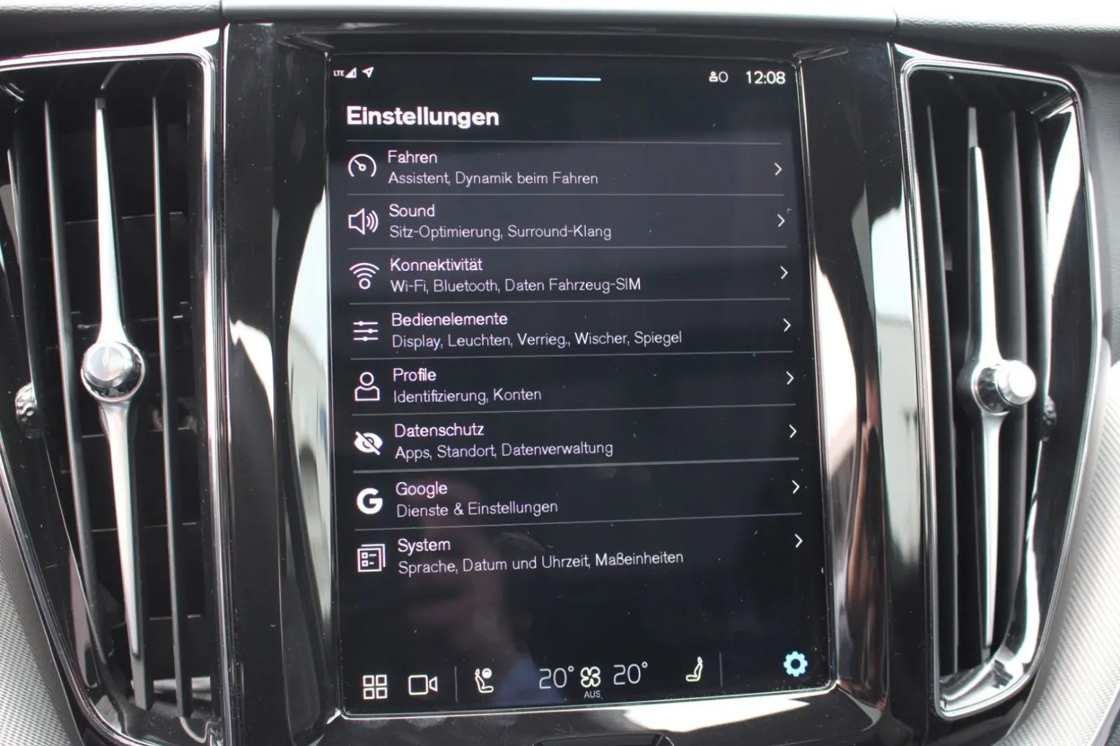 XC60 B4 Benzin Plus Dark 2WD +Pano+harman+App+