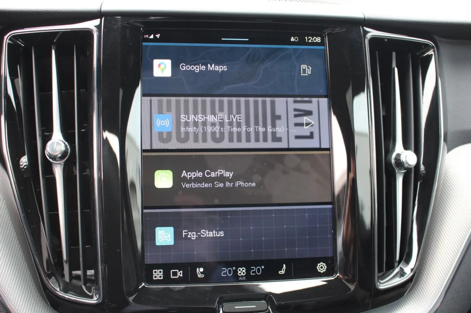 XC60 B4 Benzin Plus Dark 2WD +Pano+harman+App+
