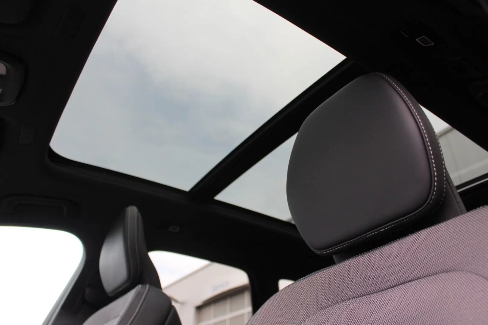 XC60 B4 Benzin Plus Dark 2WD +Pano+harman+App+