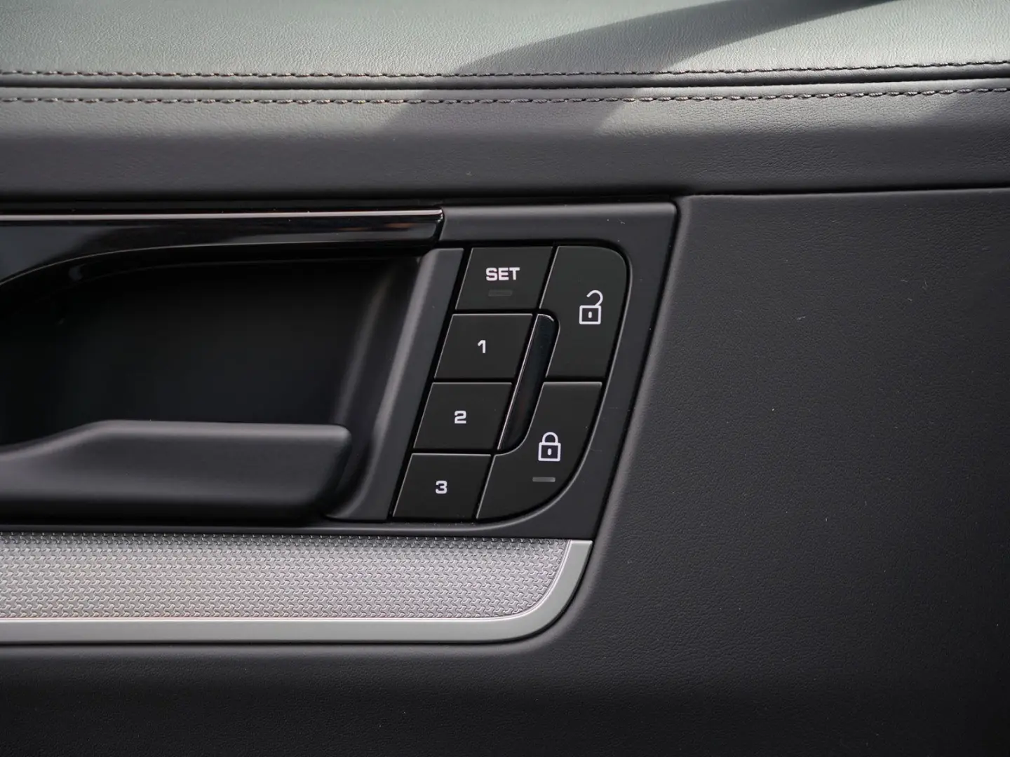 E-Hybrid MY24-INNODRIVE-ACC-LUFTF.-PANO-BOSE-RS