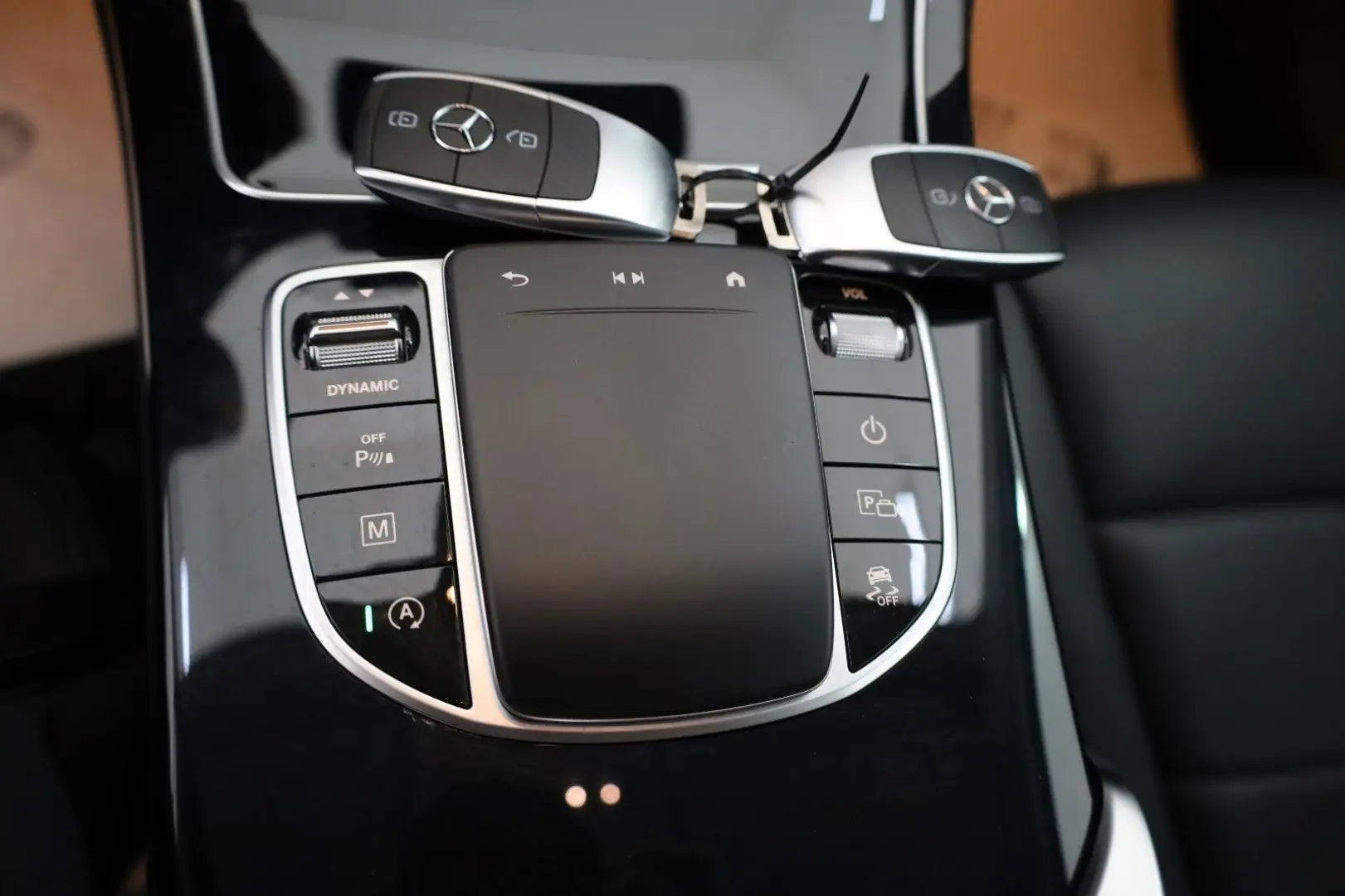 GLC 200 4M,Leder,Navi,LED,Kamera,AHK elek.,SR+WR