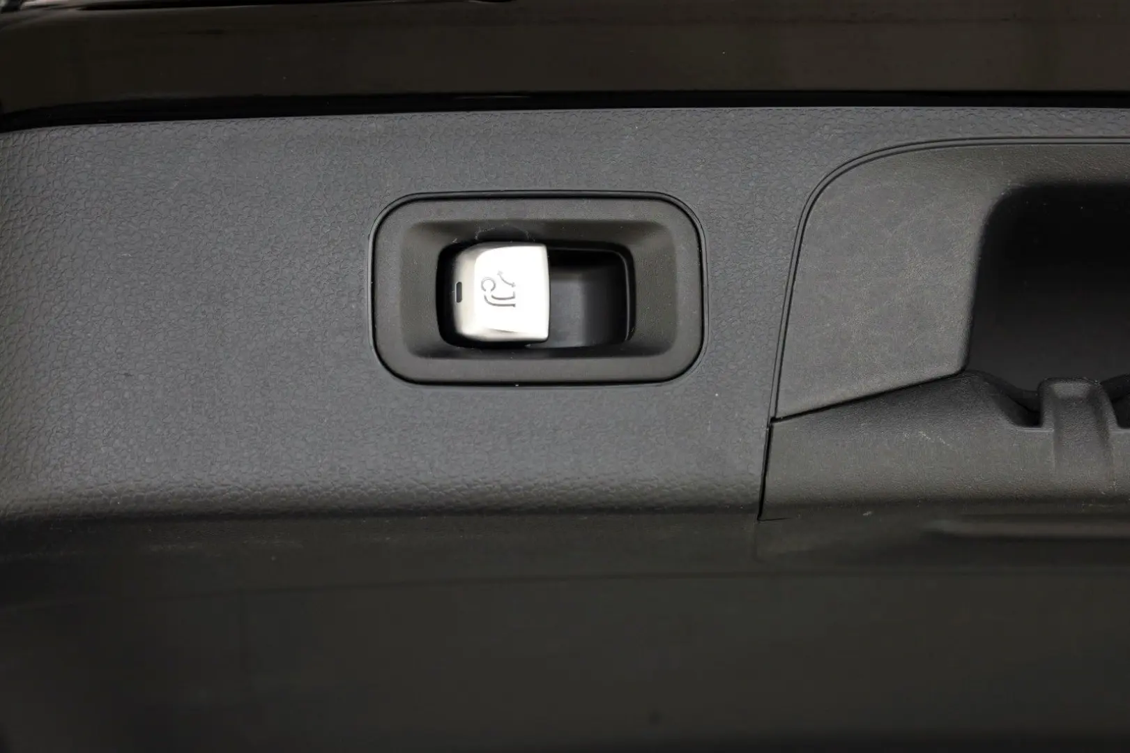 GLC 200 4M,Leder,Navi,LED,Kamera,AHK elek.,SR+WR