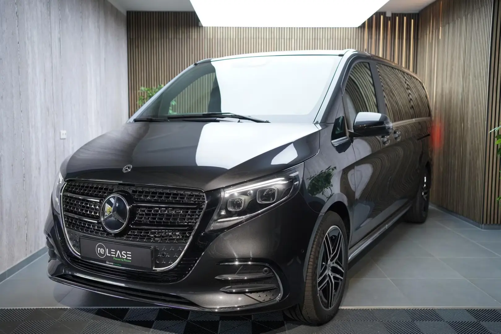 Mercedes-Benz V 300d Extra Lang 4M AMG 8 Locuri