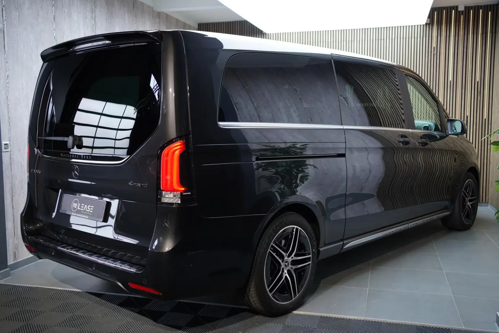 Mercedes-Benz V 300d Extra Lang 4M AMG 8 Locuri