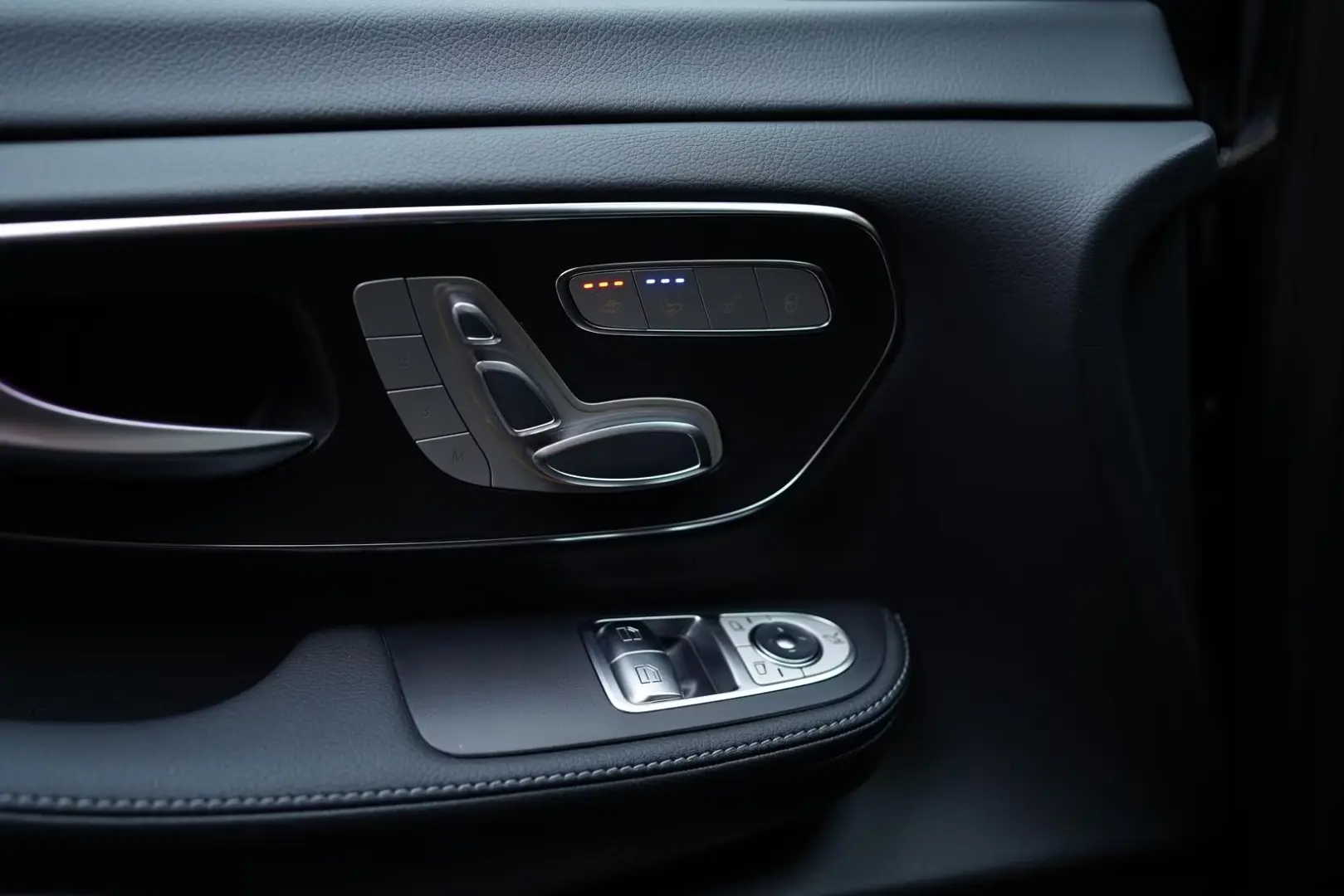 Mercedes-Benz V 300d Extra Lang 4M AMG 8 Locuri