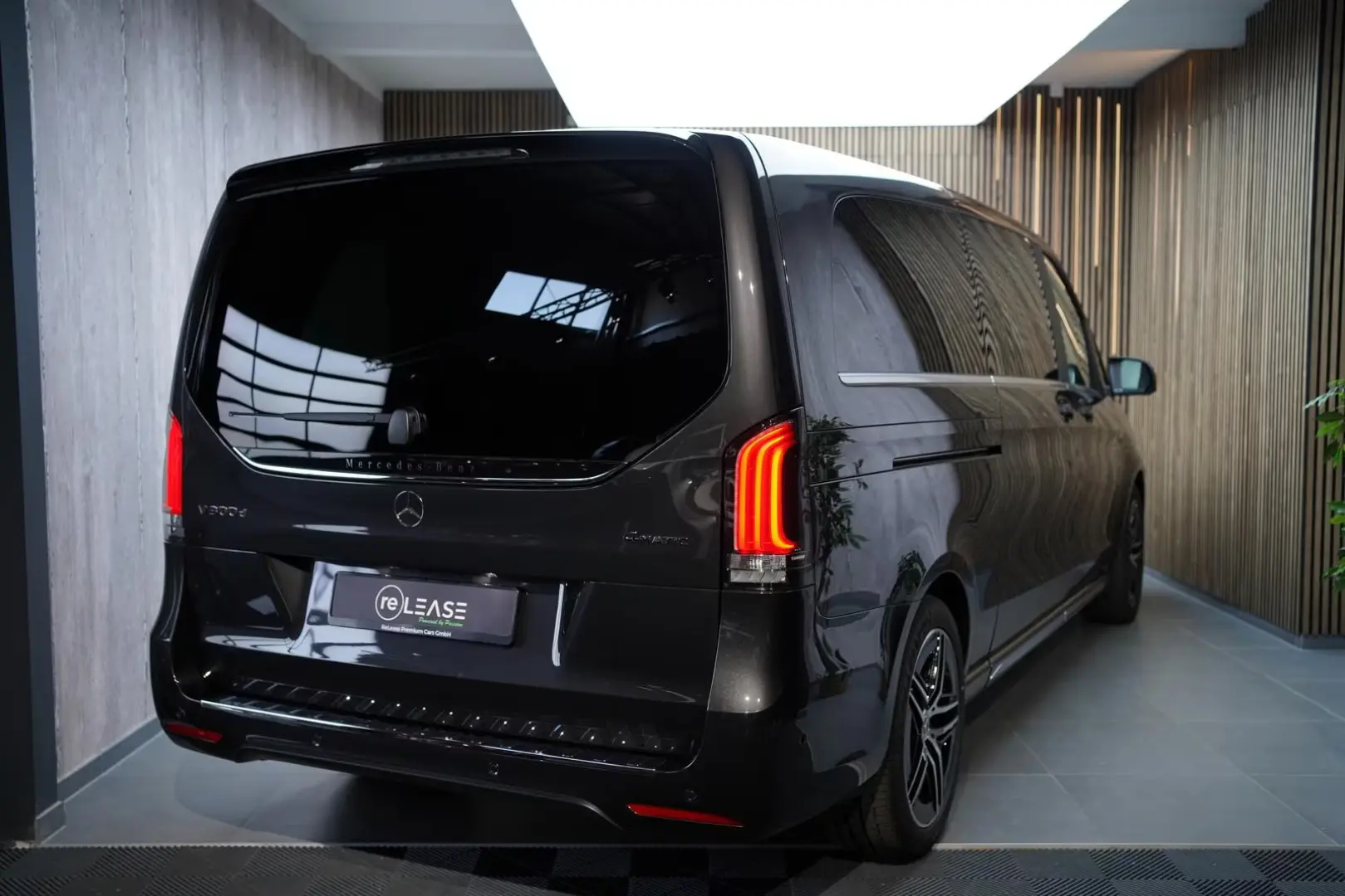 Mercedes-Benz V 300d Extra Lang 4M AMG 8 Locuri