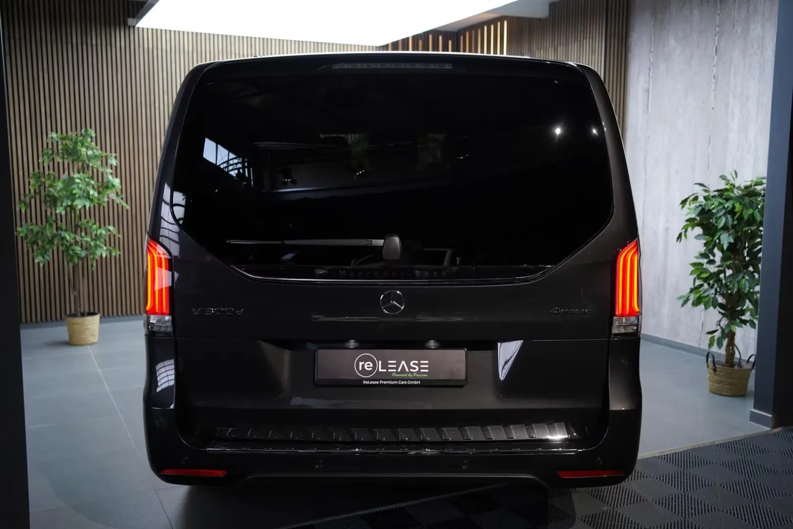Mercedes-Benz V 300d Extra Lang 4M AMG 8 Locuri