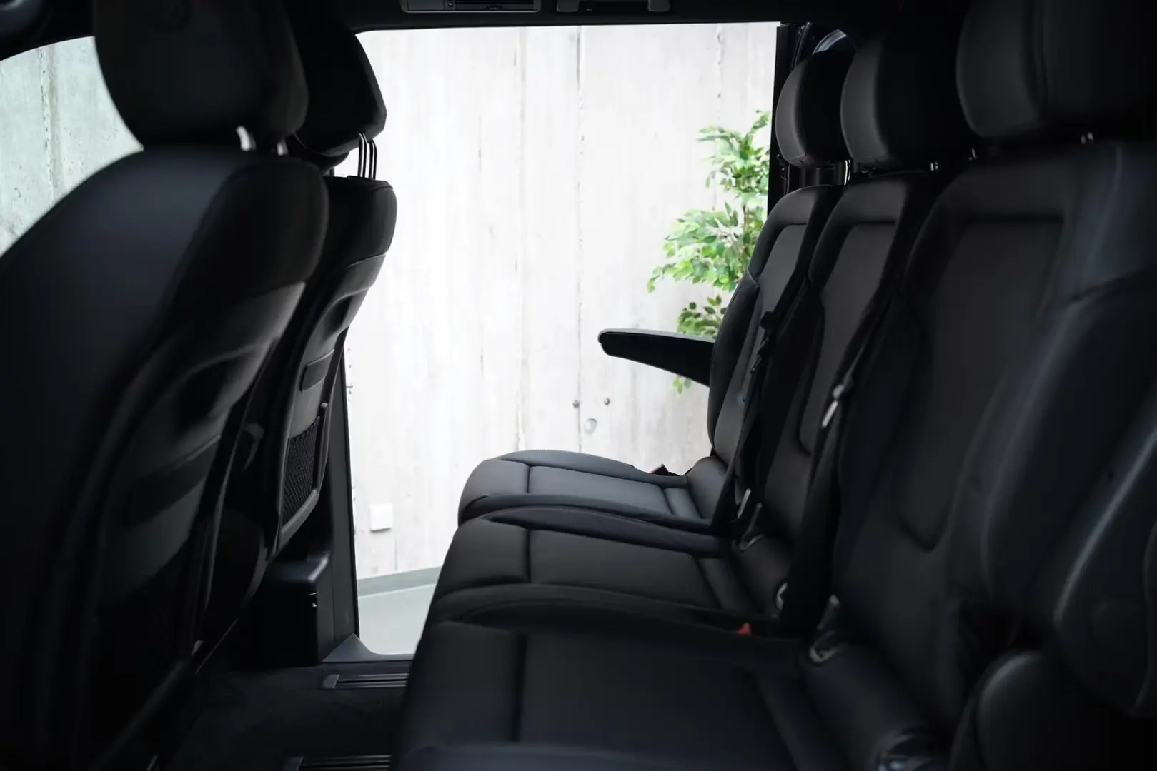 Mercedes-Benz V 300d Extra Lang 4M AMG 8 Locuri