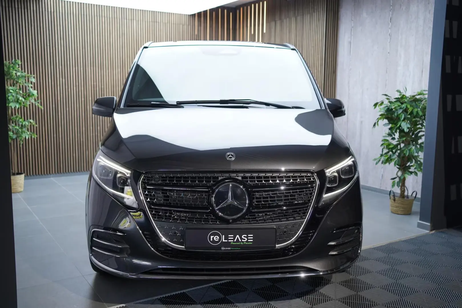 Mercedes-Benz V 300d Extra Lang 4M AMG 8 Locuri