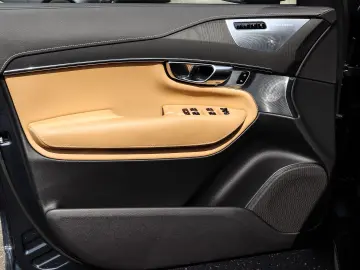 XC90 Plus Bright Recharge Plug-In Hybrid AWD T8 