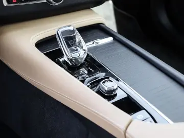 XC90 Plus Bright Recharge Plug-In Hybrid AWD T8 
