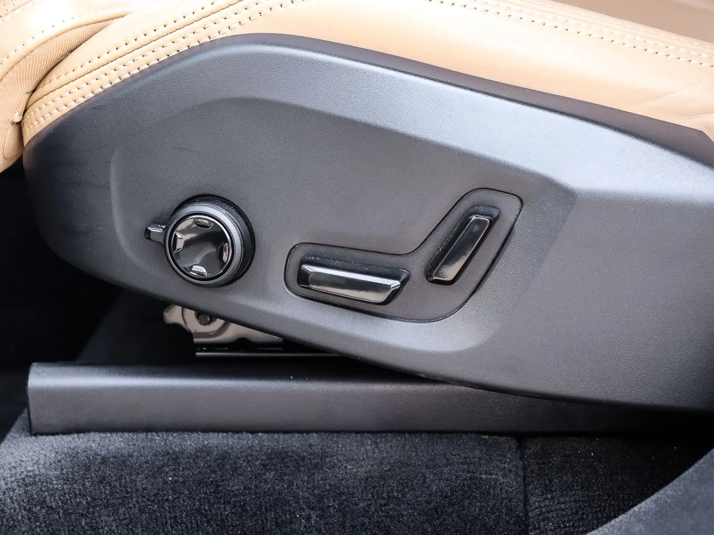 XC90 Plus Bright Recharge Plug-In Hybrid AWD T8 