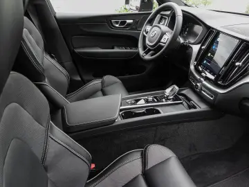 XC60 Plus Dark 2WD B4 Benzin EU6d StandHZG AHK L