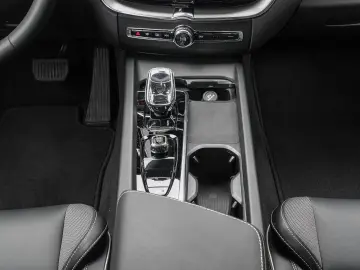 XC60 Plus Dark 2WD B4 Benzin EU6d StandHZG AHK L