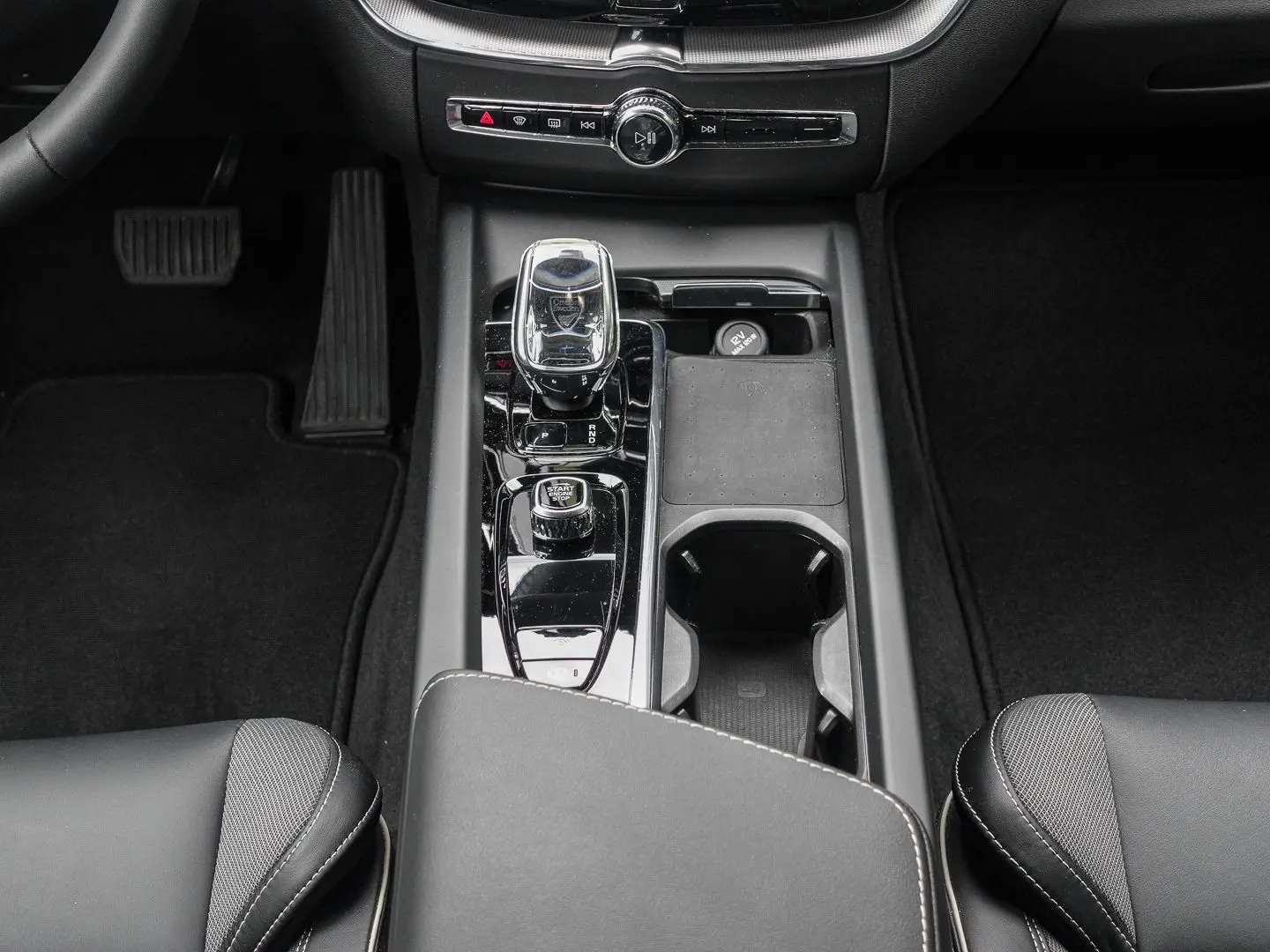 XC60 Plus Dark 2WD B4 Benzin EU6d StandHZG AHK L