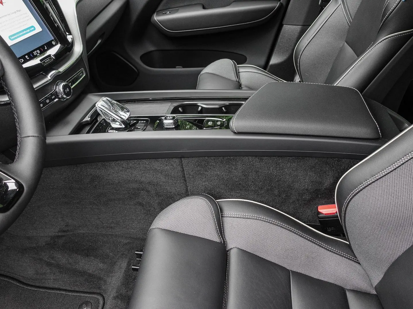 XC60 Plus Dark 2WD B4 Benzin EU6d StandHZG AHK L