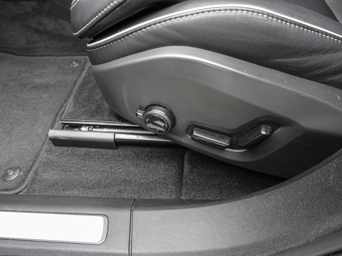 XC60 Plus Dark 2WD B4 Benzin EU6d StandHZG AHK L