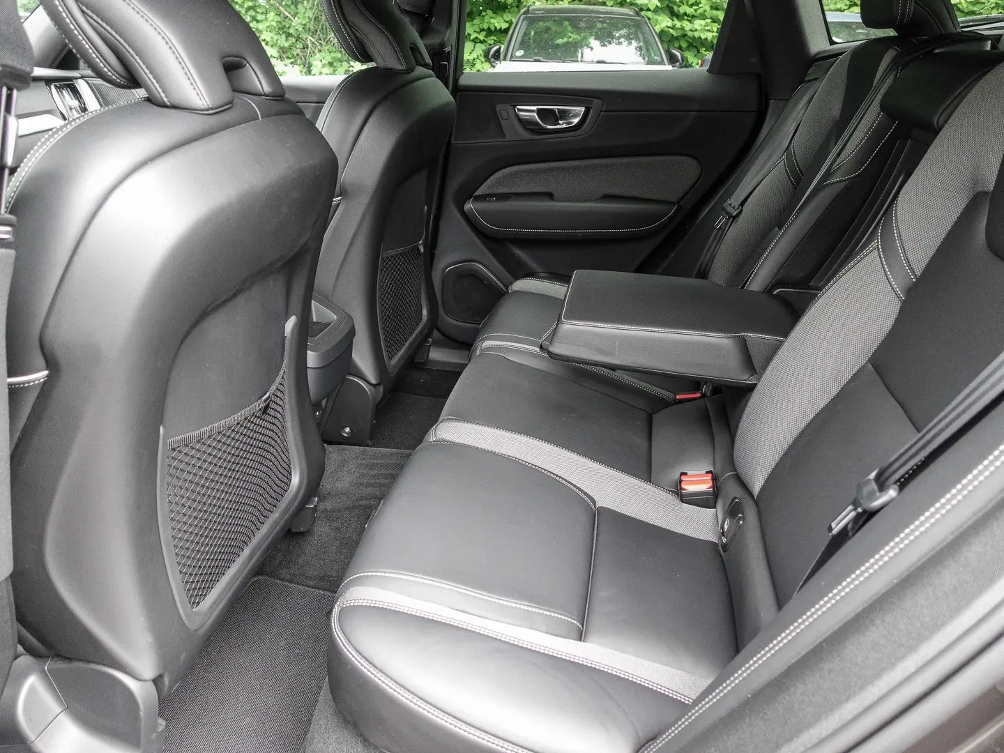 XC60 Plus Dark 2WD B4 Benzin EU6d StandHZG AHK L