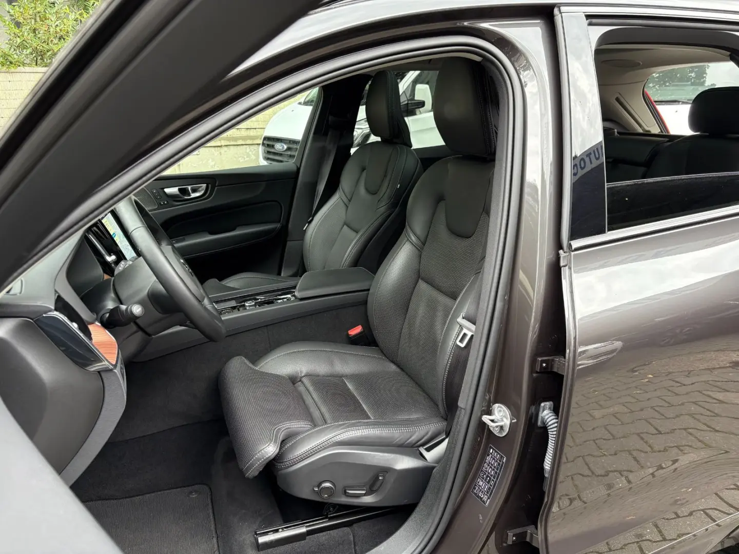 XC60 T8 Plus Dark AHK 360° H&K PANO 21