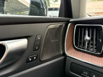 XC60 T8 Plus Dark AHK 360° H&K PANO 21