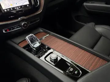 XC60 T8 Plus Dark AHK 360° H&K PANO 21