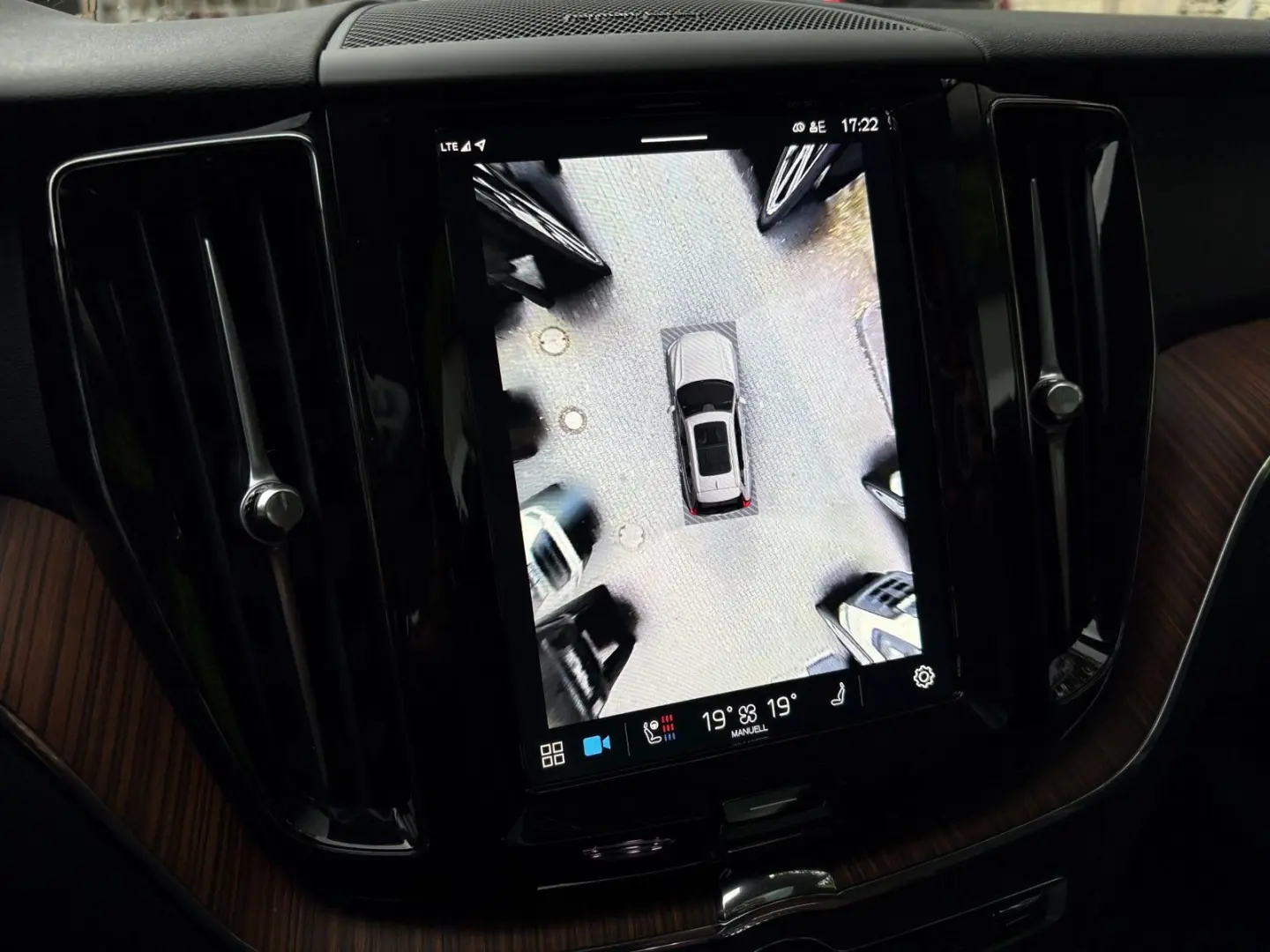 XC60 T8 Plus Dark AHK 360° H&K PANO 21