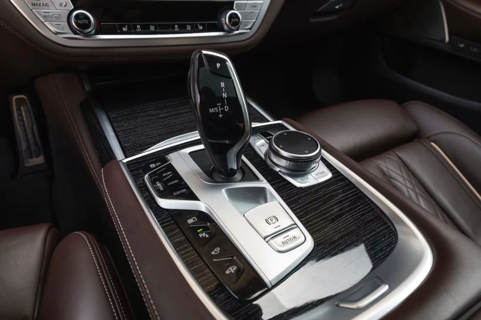 BMW 745 e M SPORT H&K LASER MASSAGE