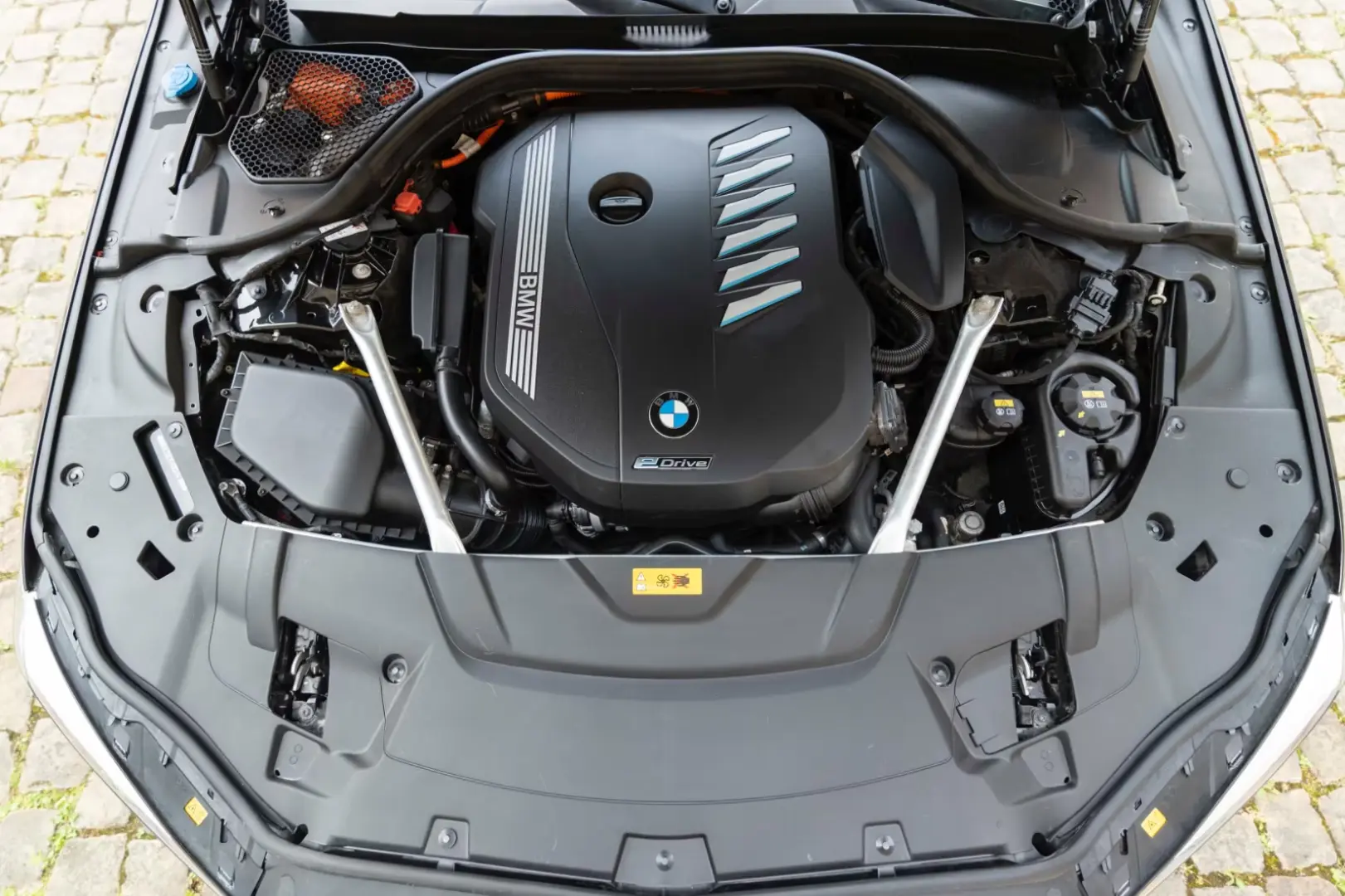 BMW 745 e M SPORT H&K LASER MASSAGE