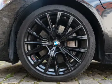 BMW 745 e M SPORT H&K LASER MASSAGE