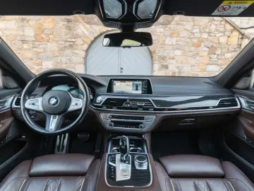 BMW 745 e M SPORT H&K LASER MASSAGE