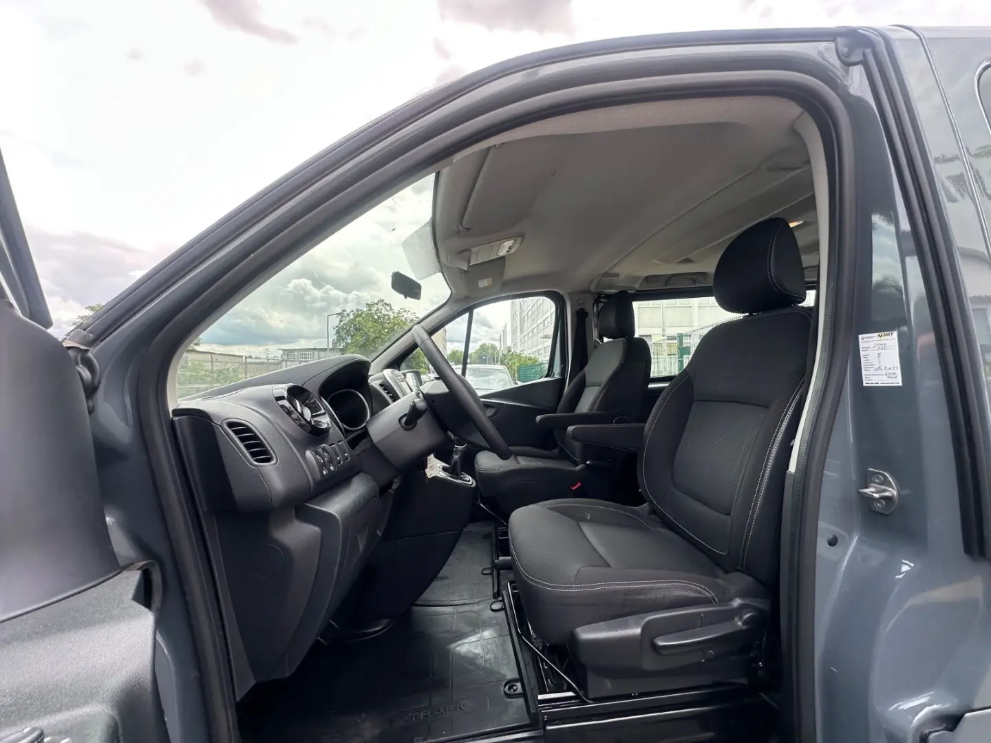 Trafic 2.0 dCi Automatik 8-Sitze L2H1 / 1. Hand