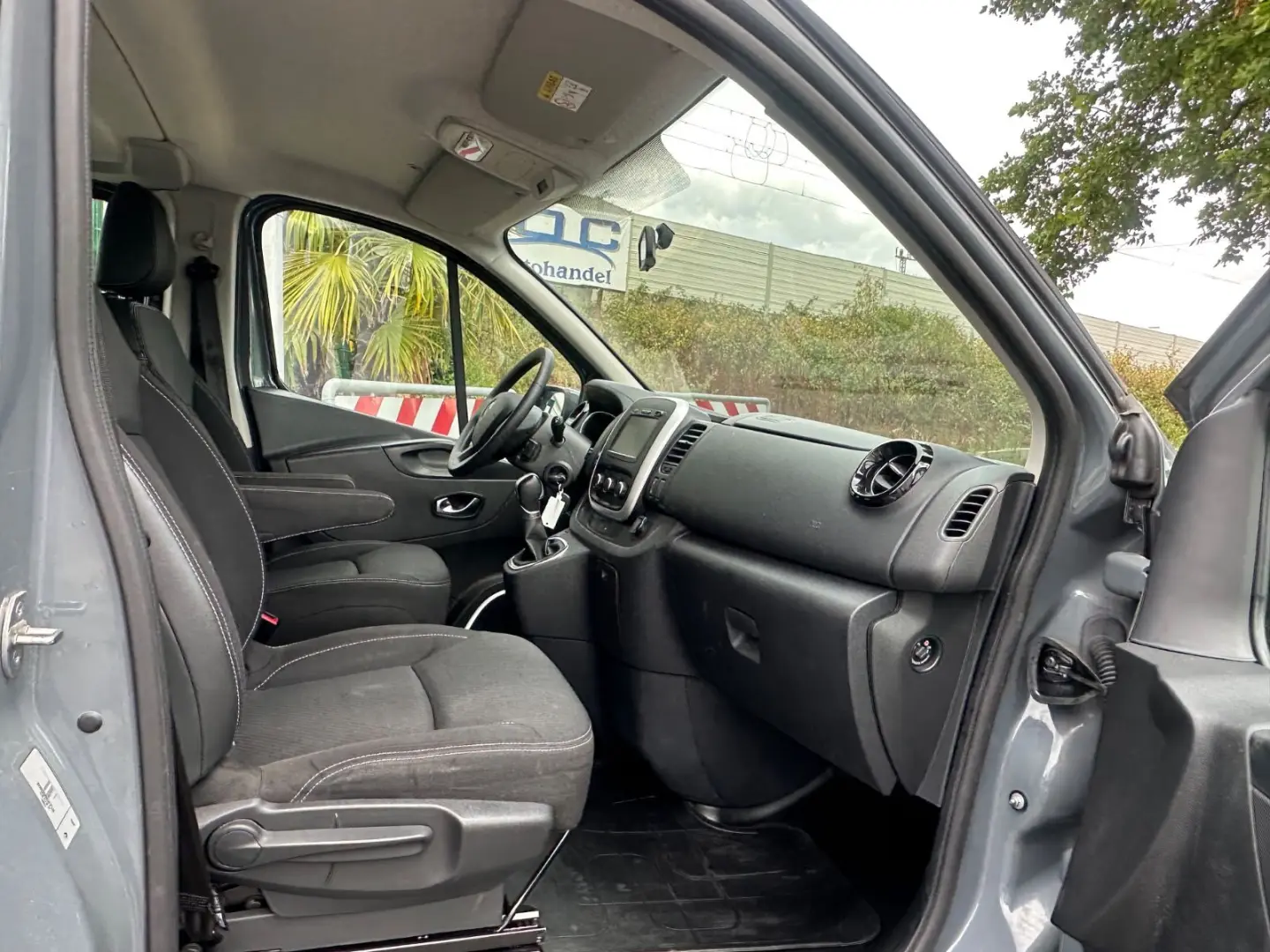 Trafic 2.0 dCi Automatik 8-Sitze L2H1 / 1. Hand