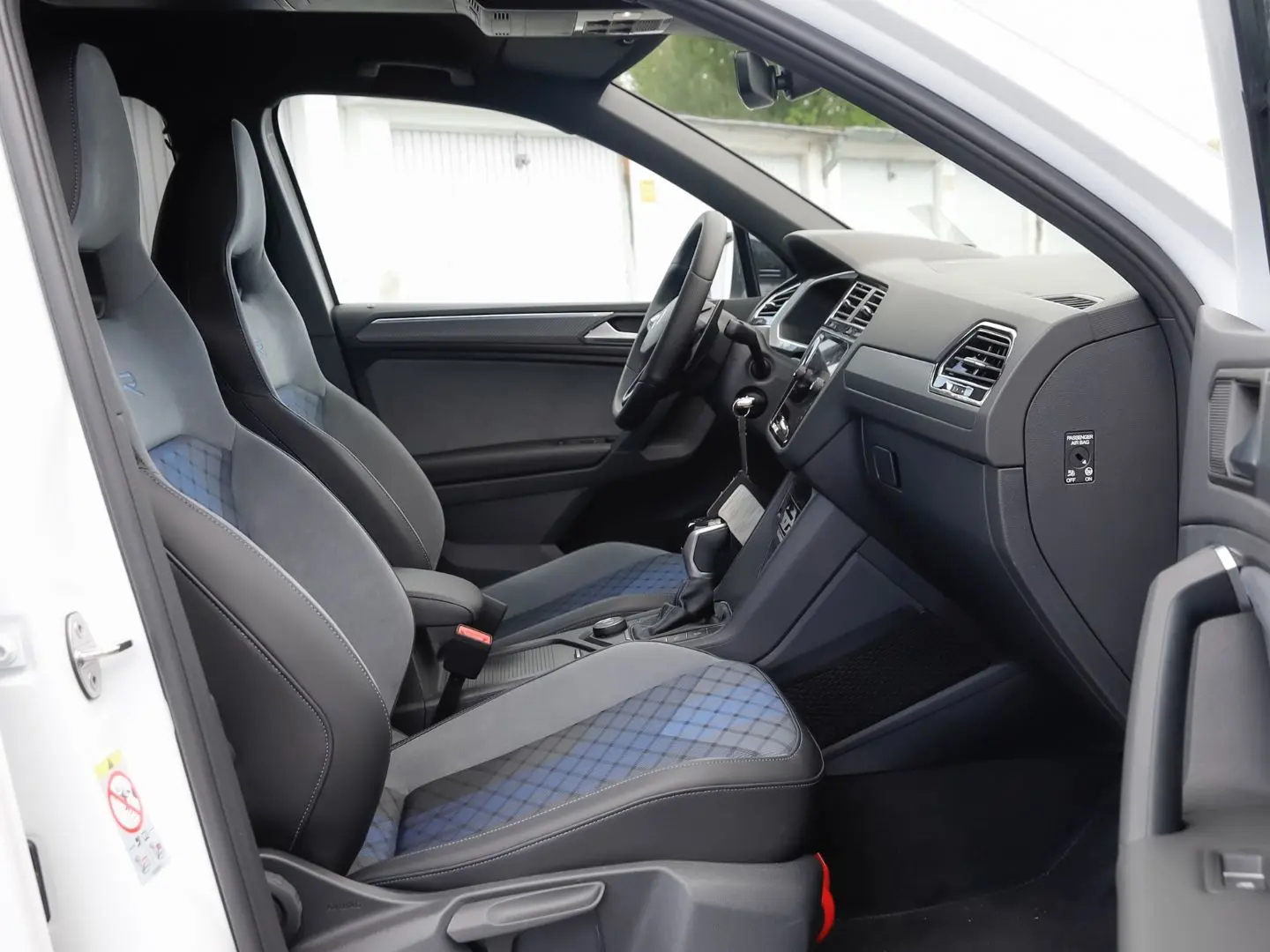 Tiguan R BLACKSTYLE 4M DSG HEADUP AHK DCC MATRIX