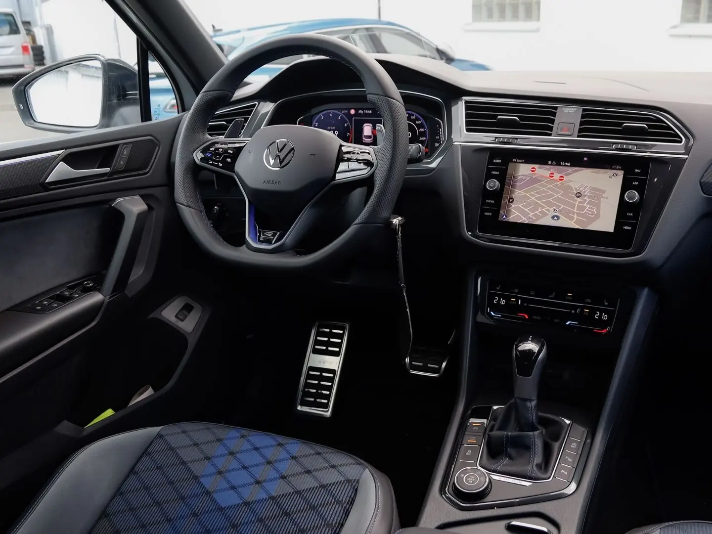 Tiguan R BLACKSTYLE 4M DSG HEADUP AHK DCC MATRIX