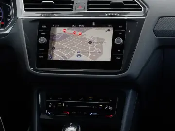 Tiguan R BLACKSTYLE 4M DSG HEADUP AHK DCC MATRIX