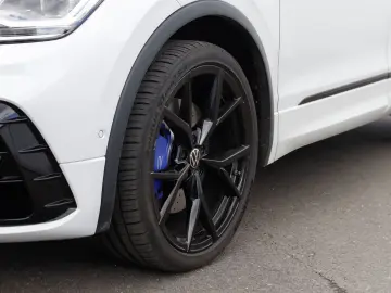 Tiguan R BLACKSTYLE 4M DSG HEADUP AHK DCC MATRIX